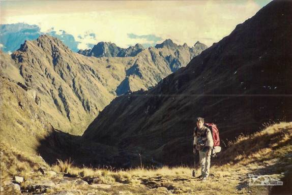 No manhã do segundo dia de caminhada, cruzando o 1o Paso, ponto mais alto do caminho inca que leva a Machu Picchu, no Peru. Conhecido como Warmiwañusca, ou 'mulher que dorme', está a 4.200 metros de altitude! (foto de Julho de 1990)